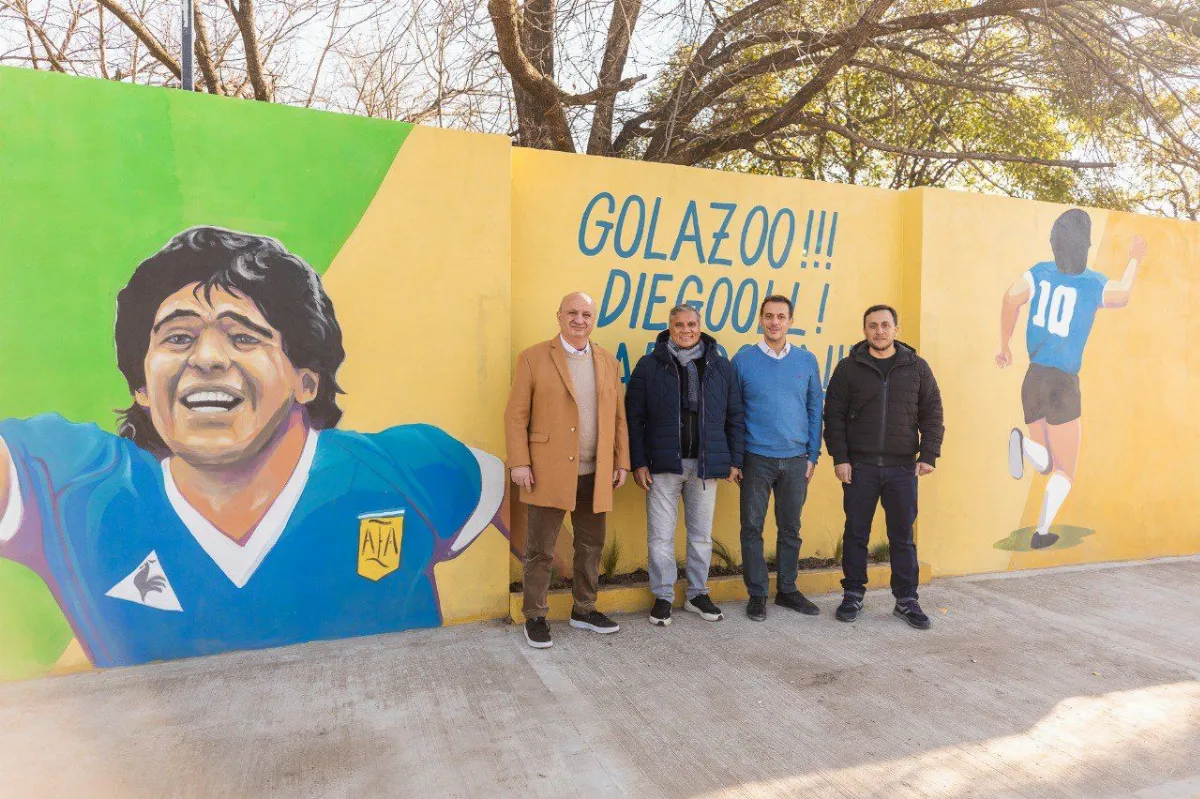El Gol del Siglo: Lanús inauguró un mural en homenaje a Diego Maradona