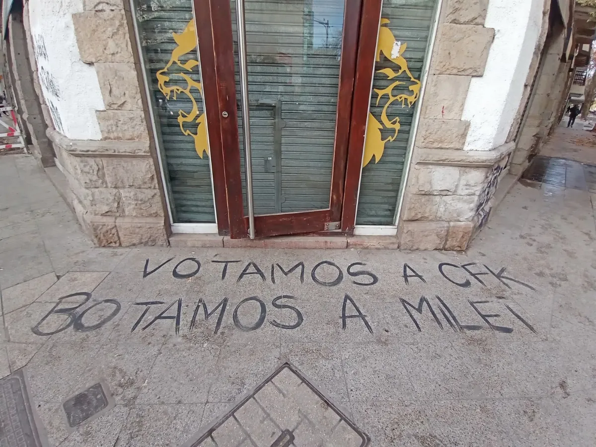 Vandalizaron local de LLA en Mar del Plata: “Votamos a CFK, botamos a Milei”