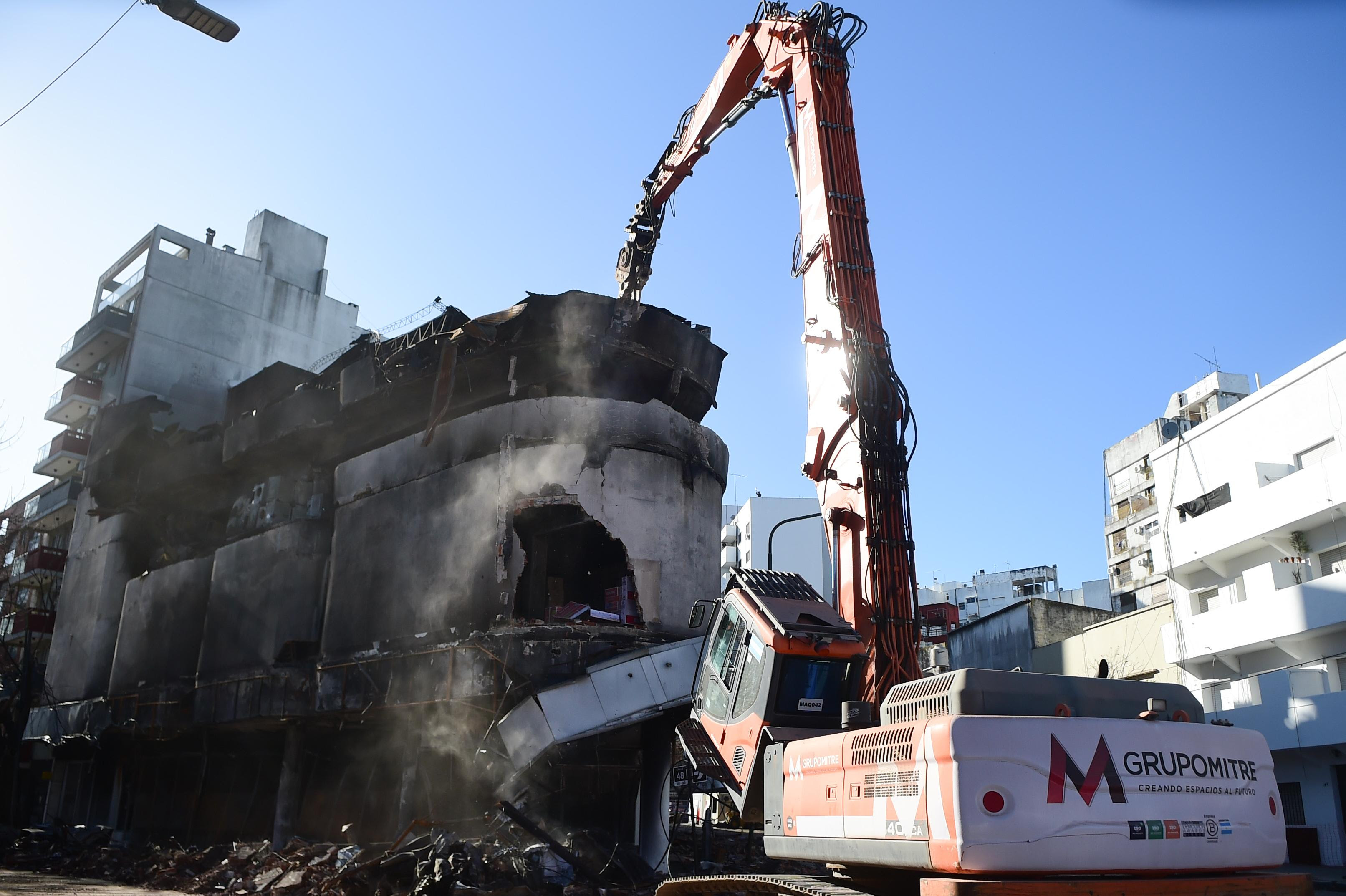 Cómo es el operativo para demoler el edificio incendiado de La Plata