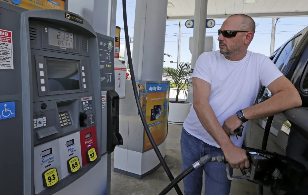 Senadores de LLA impulsan el autodespacho de combustibles: ¿adiós a los playeros?