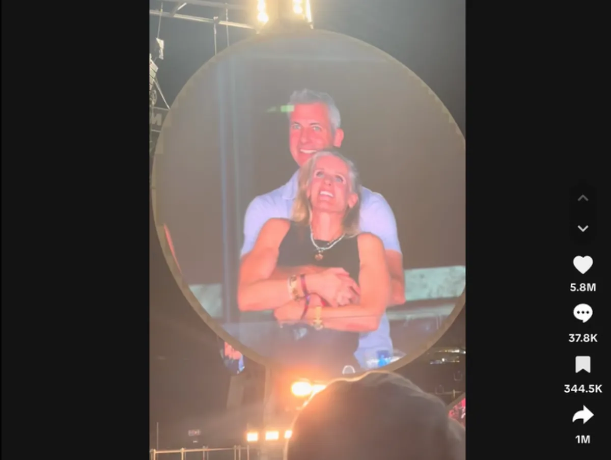 Lo que la Kiss Cam mostró, pero el inconsciente ya lo había dicho