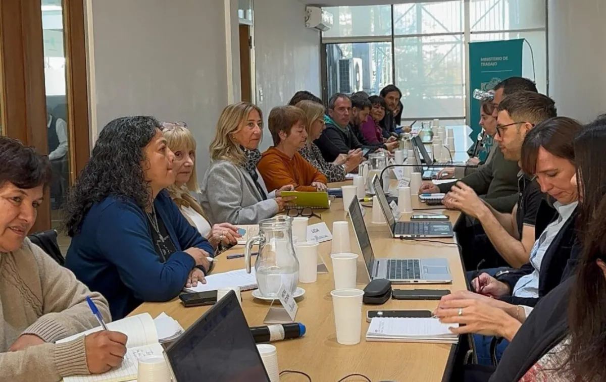 La Provincia citó a docentes y estatales para discutir salarios en la mesa paritaria