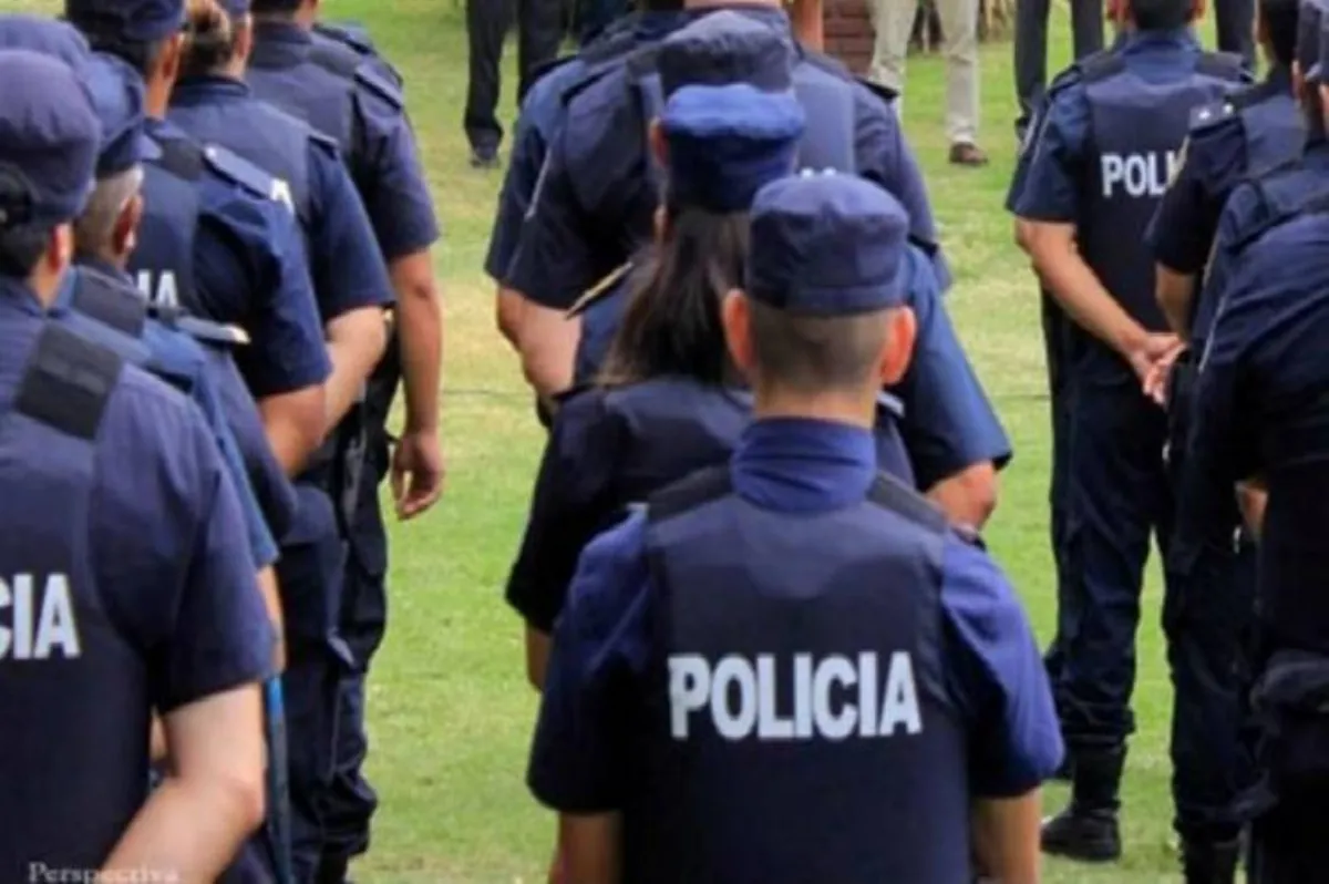 Kicillof cesanteó a 24 policías por "jugar" a los libertarios, y se armó la podrida