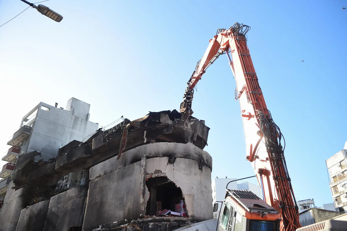 Cómo es el operativo para demoler el edificio incendiado de La Plata