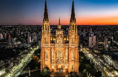 Vacaciones: la Catedral platense, protagonista con el mural del Papa y un circuito en las alturas