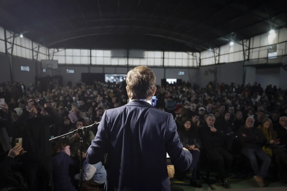 Kicillof inauguró una escuela y disparó contra Milei tras su paso fugaz por La Matanza