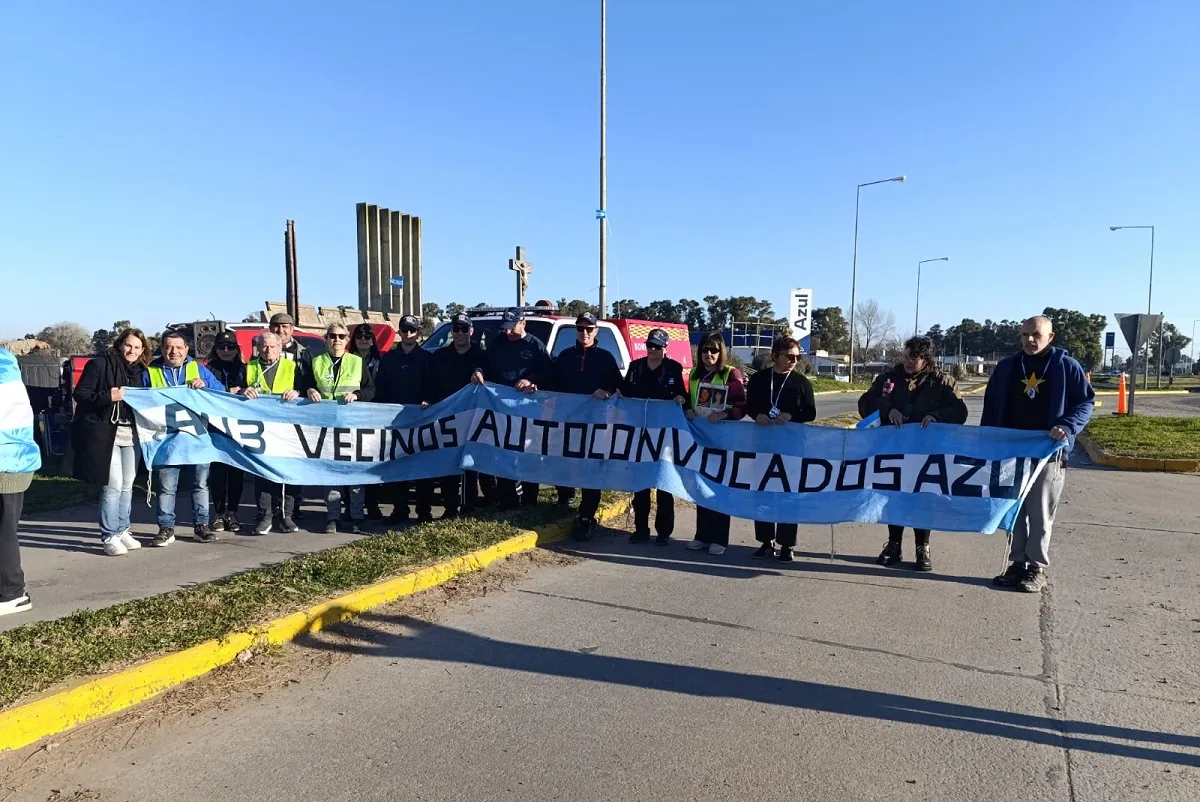 Vecinos autoconvocados realizaron un banderazo por el mal estado de varias rutas 