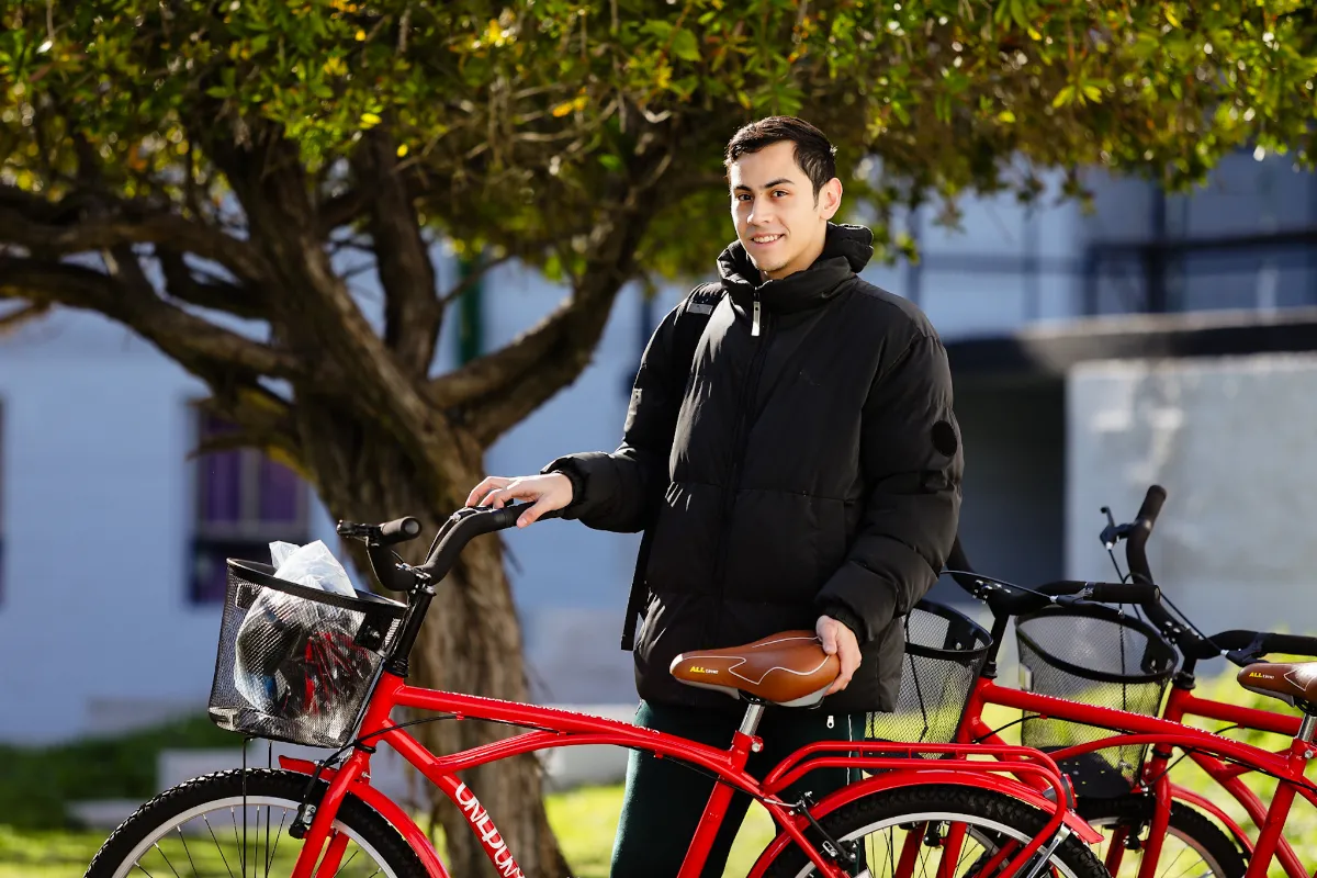La UNLP llevó adelante una nueva entrega de bicicletas para estudiantes