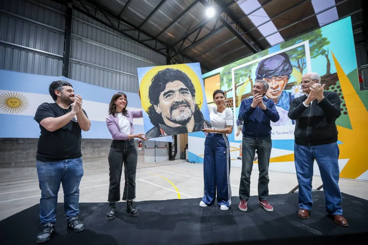 Inauguración y campaña: Mayra, Máximo y el primer candidato de Fuerza Patria, abrazados al Diego