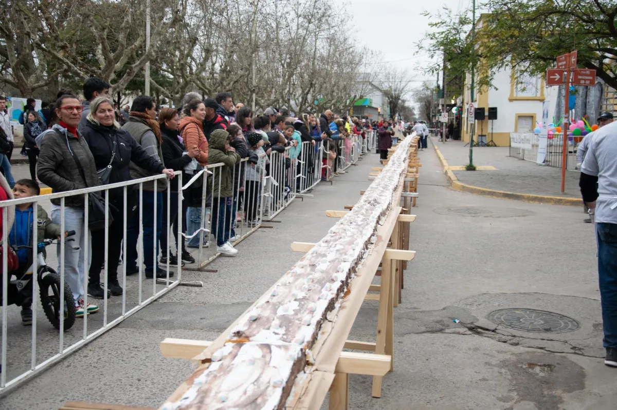 Monte: los niños festejan su día con una torta de 115 metros y 300 litros de chocolate