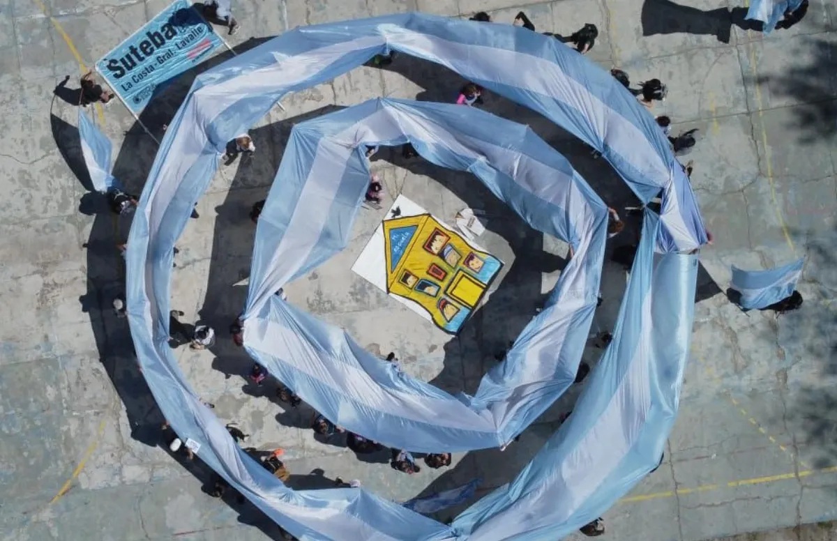 Docentes de La Costa movilizan exigiendo cuidar la vida de toda la comunidad