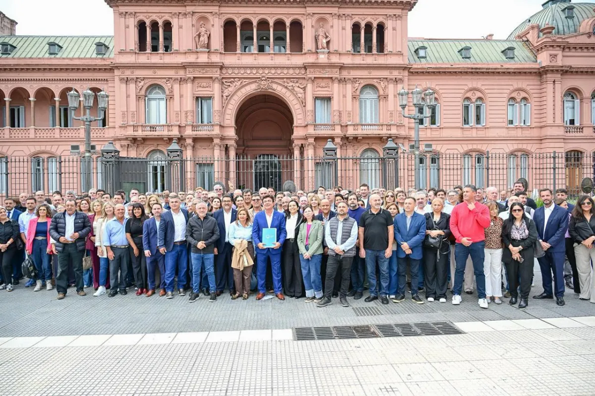 Más de cien intendentes fueron a reclamarle a Caputo por las obras paralizadas