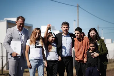 Kicillof entregó 38 viviendas a familias de Lincoln: “Este festejo vale hoy mucho más”