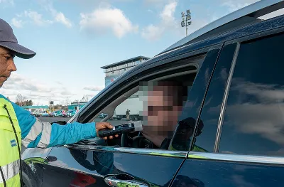 Peligro extremo en Ruta 74: manejaba a contramano, sin luces y sin cinturón