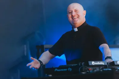 El padre Guilherme revolucionó Buenos Aires con su electrónica en homenaje a Francisco