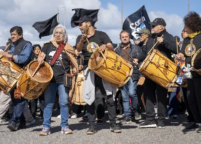 Bombos que laten a orillas del mar y vendimia en las sierras: llegan dos fiestones