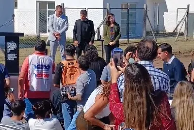 Con arroz incluido: Kicillof fue testigo de un casamiento durante la entrega de casas en Lincoln