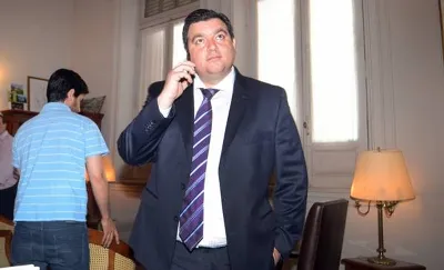 “Garca, tenés 15 días para irte”: balearon el auto de un ex intendente de Bahía Blanca